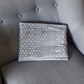 20% OFF -COMBO FIACOSO NUEVO! MANTA CON SOBRE + ALMOHADON + ALMOHADA + ANTIFAZ - GEOMETRICO GRIS